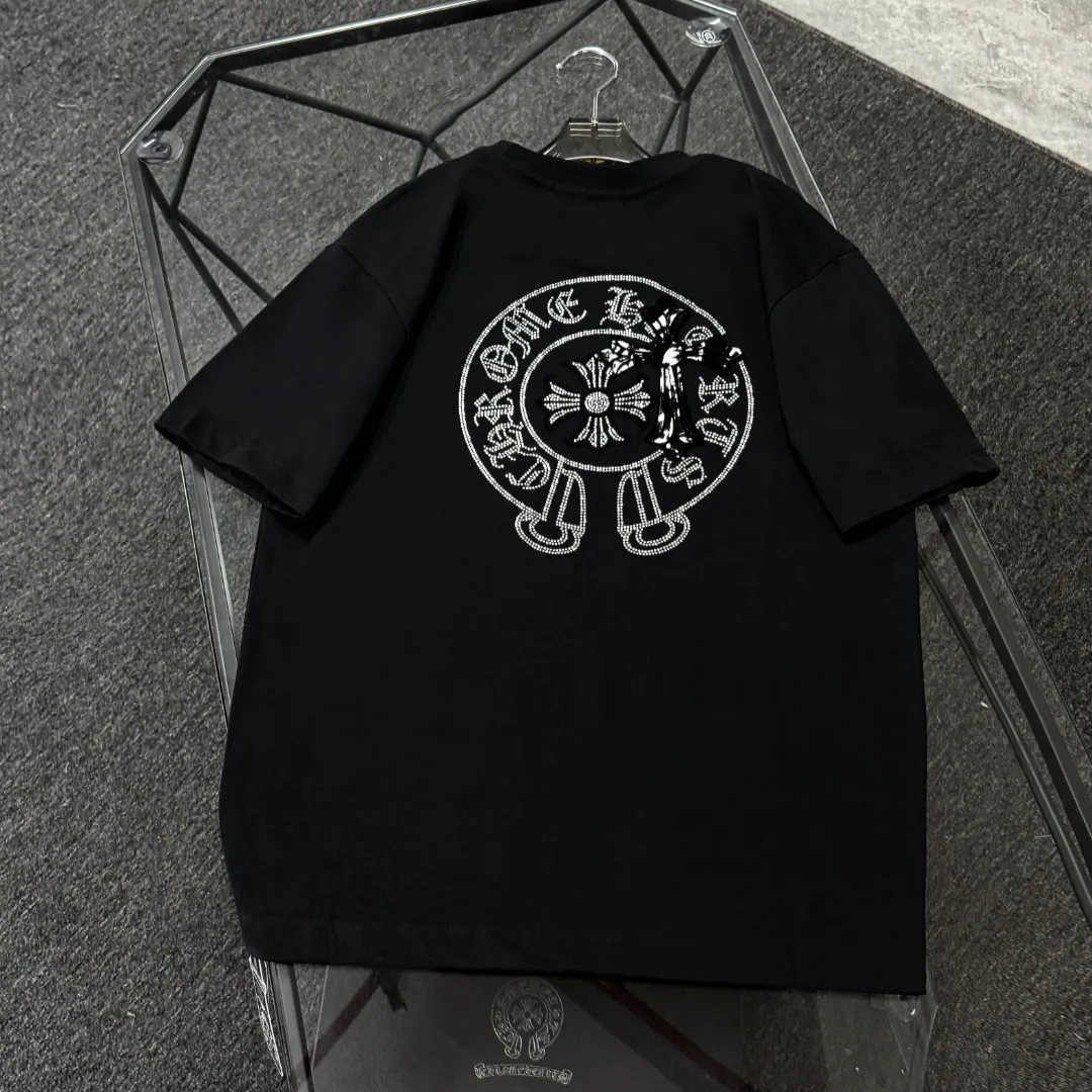P180 Chrome Hearts 25 high-end versions. The fabric is made of 300 grams of high-density pure cotton. It does not deform or shrink. It has three complete standards. It is the same style for men and women. Technology: imported hot diamond + calendered leather flocking. Color: White Black SIZE: S-XL